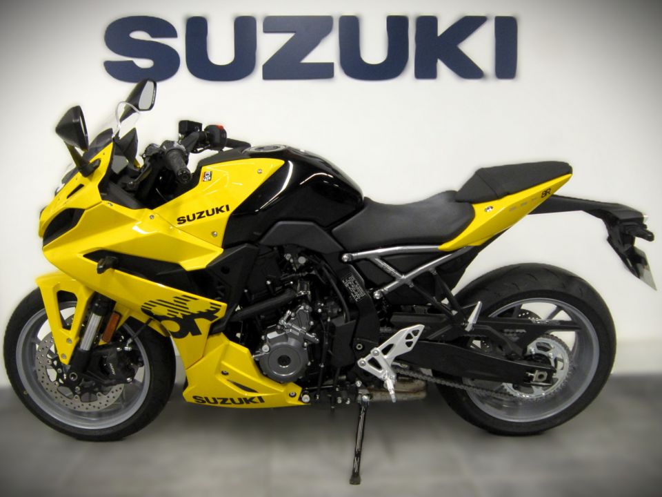 SUZUKI GSX-8R 4