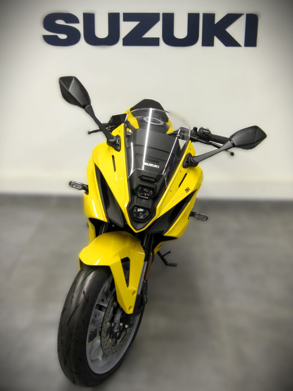 SUZUKI GSX-8R 4