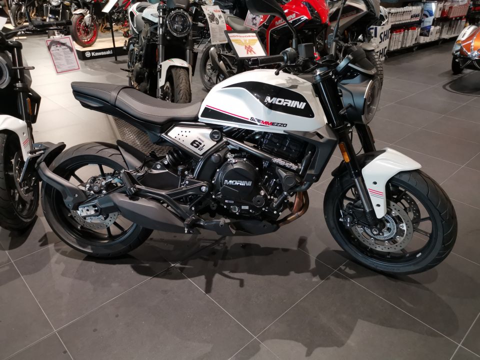 MOTO MORINI 650 SEIEMMEZZO 4