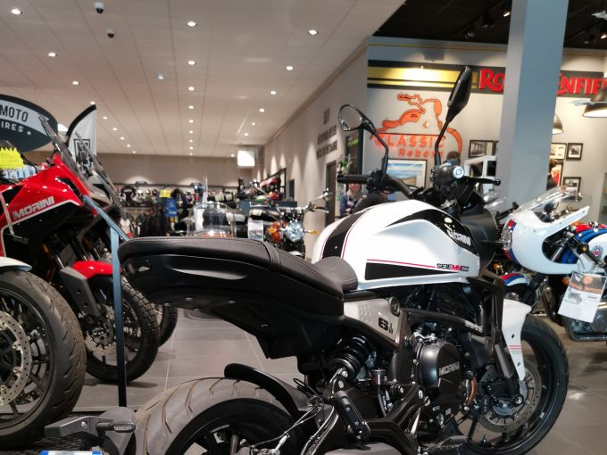 MOTO MORINI 650 SEIEMMEZZO 4