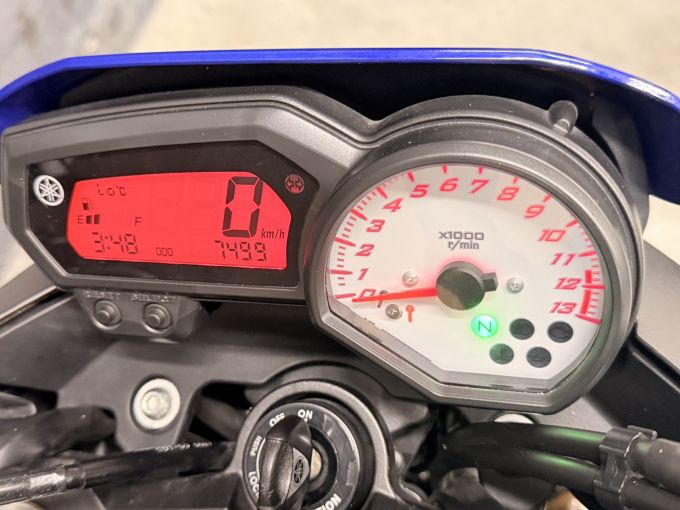YAMAHA FZ8 R 4