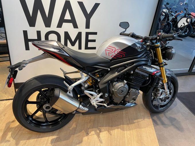 TRIUMPH SPEED TRIPLE 1200 RS 4