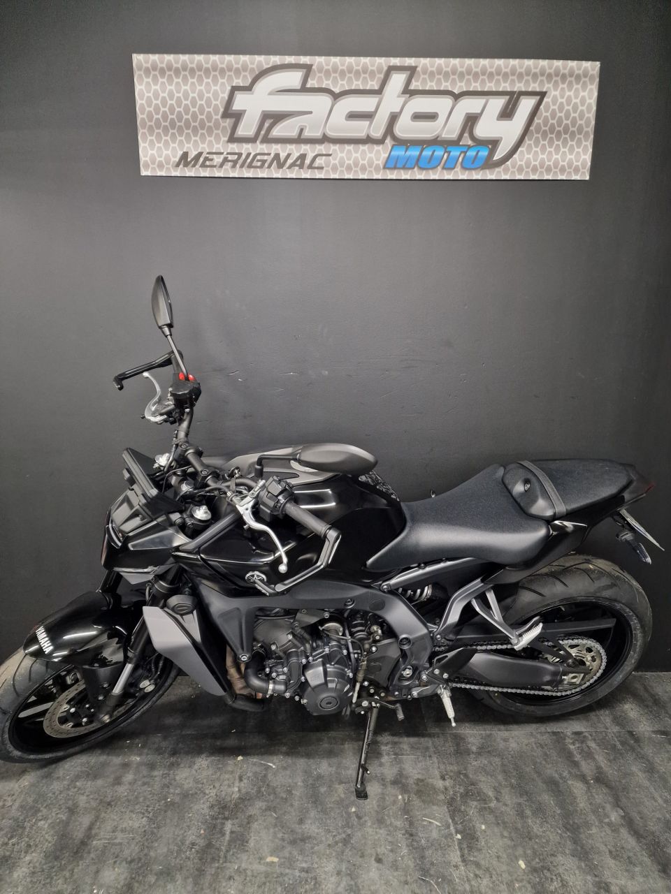 YAMAHA MT-09 4