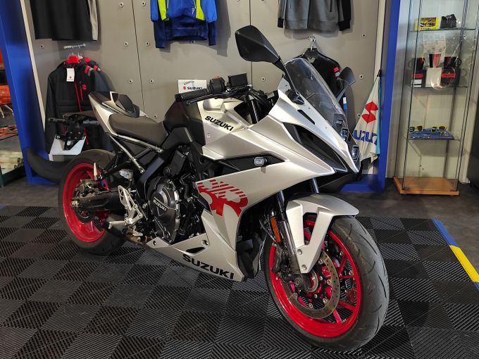 SUZUKI GSX-8R 4