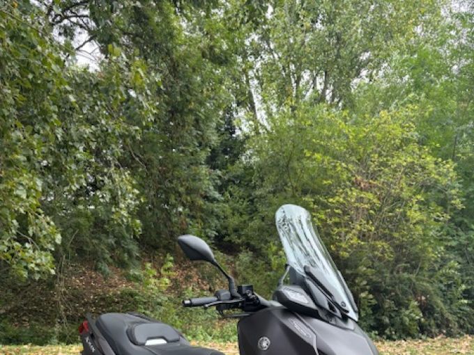 YAMAHA XMAX 300 Tech Max 4