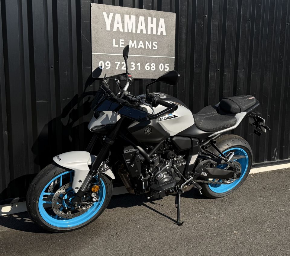 YAMAHA MT-07 4
