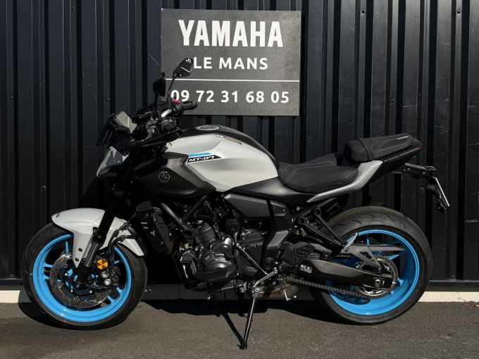 YAMAHA MT-07 4