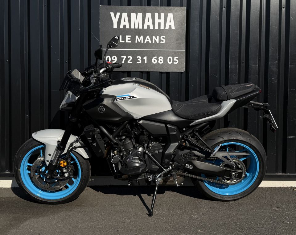 YAMAHA MT-07 4