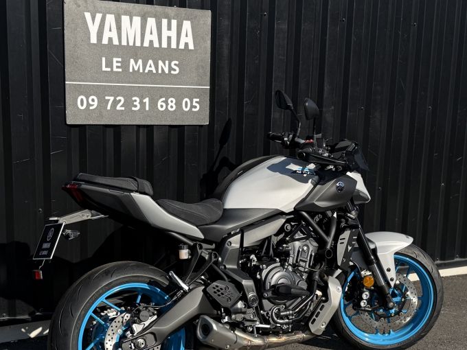 YAMAHA MT-07 4