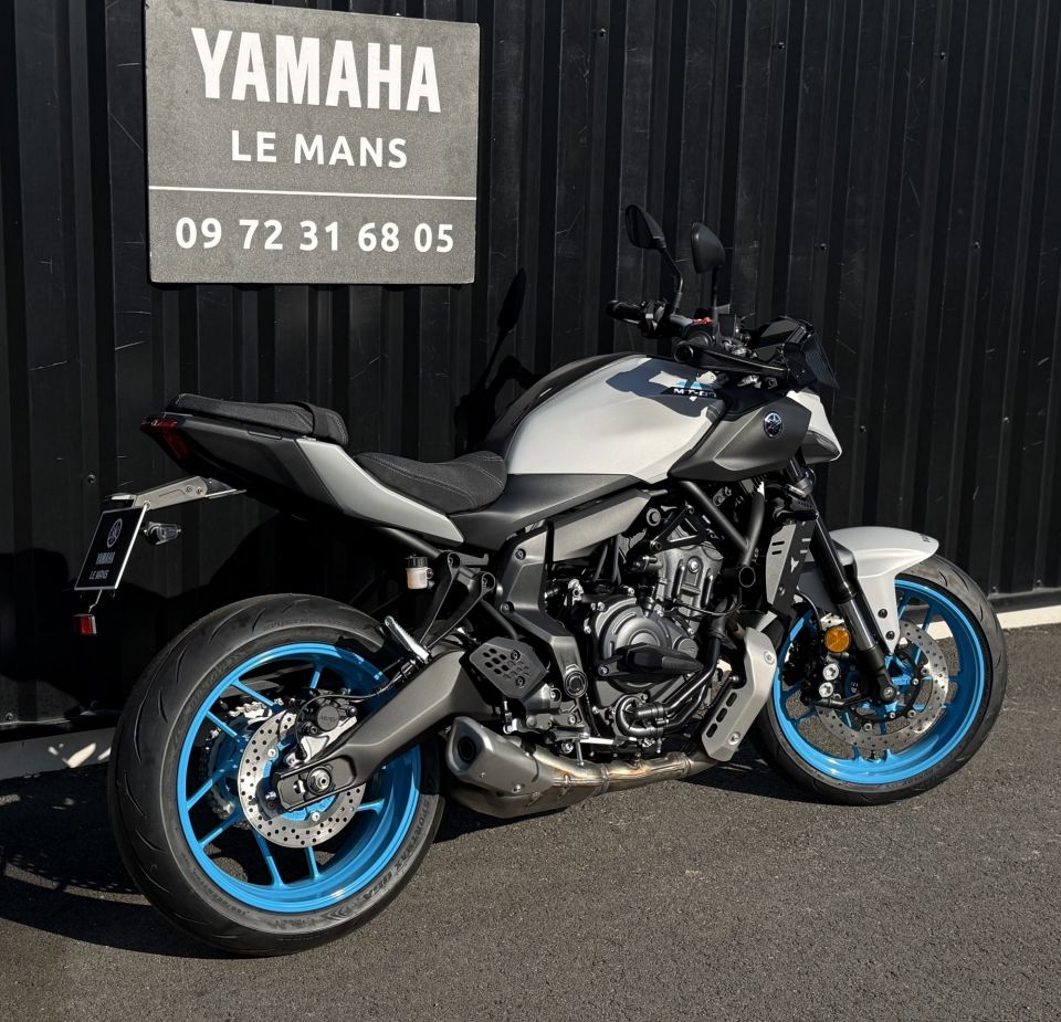 YAMAHA MT-07 4