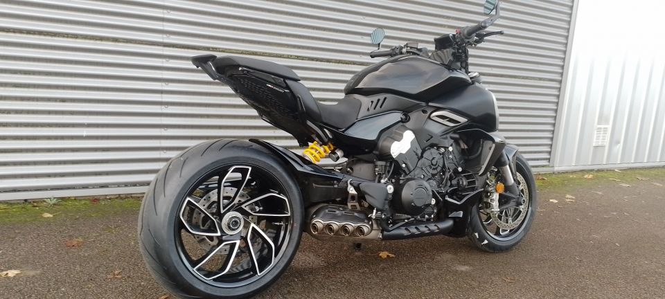 DUCATI DIAVEL V4 4
