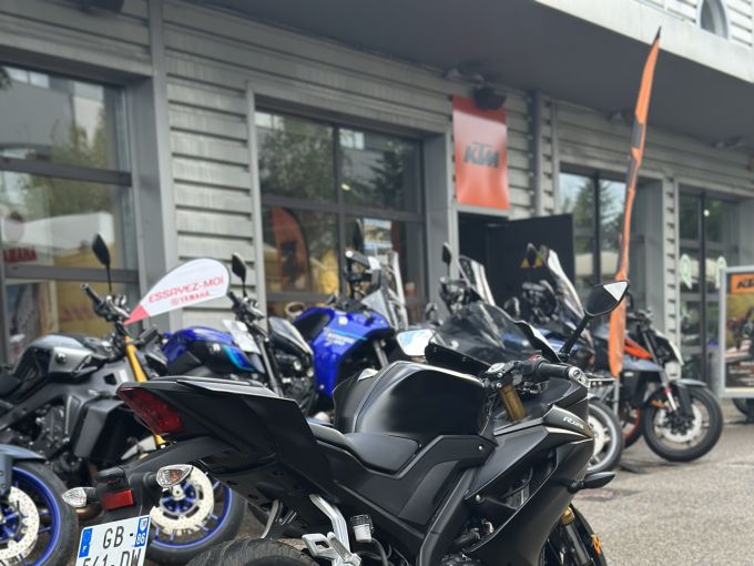 YAMAHA YZF-R125 4