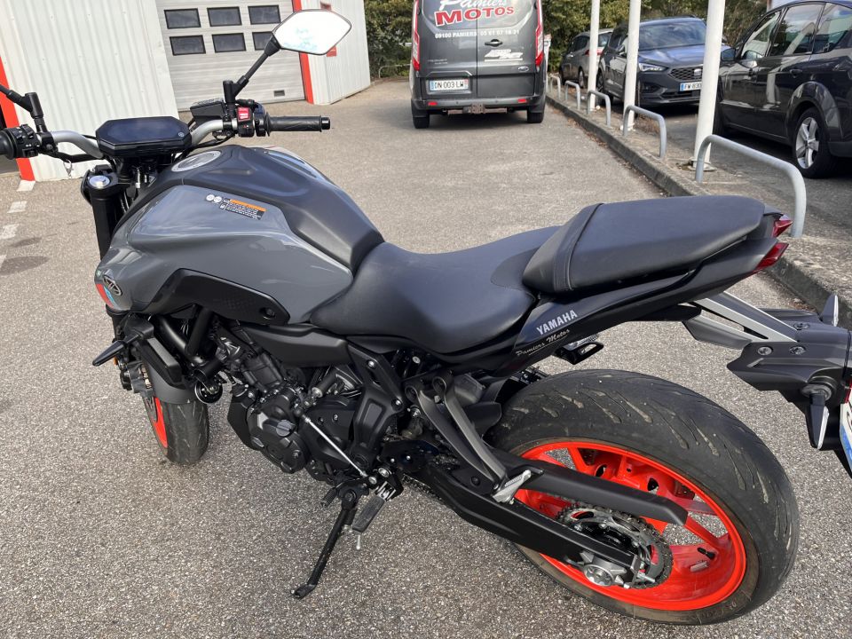 YAMAHA MT-07 4