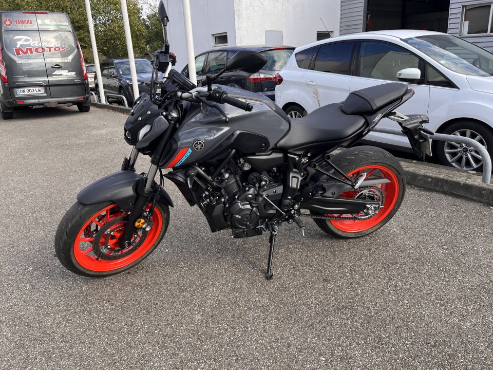 YAMAHA MT-07 4