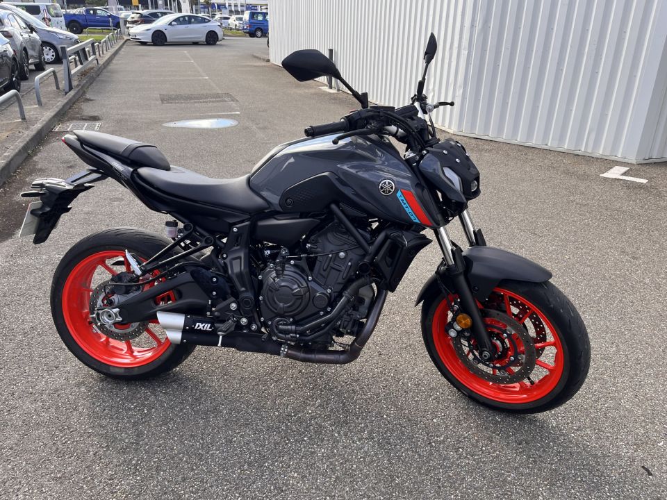 YAMAHA MT-07 4