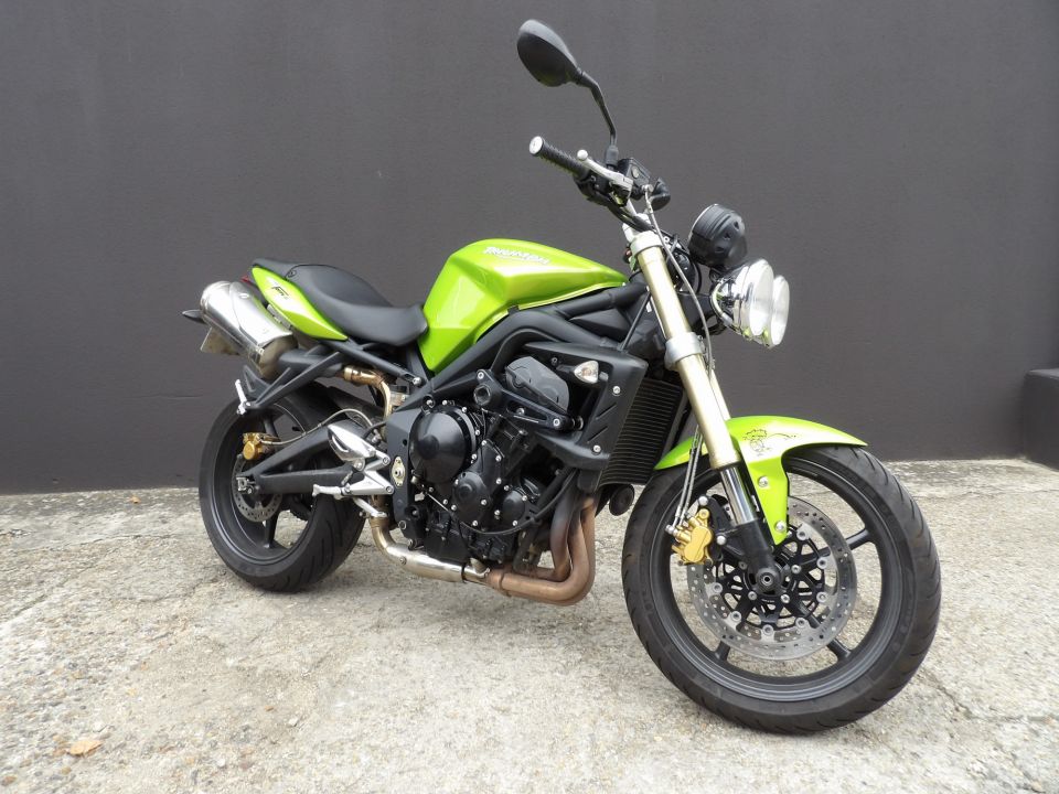 TRIUMPH STREET TRIPLE 675 4