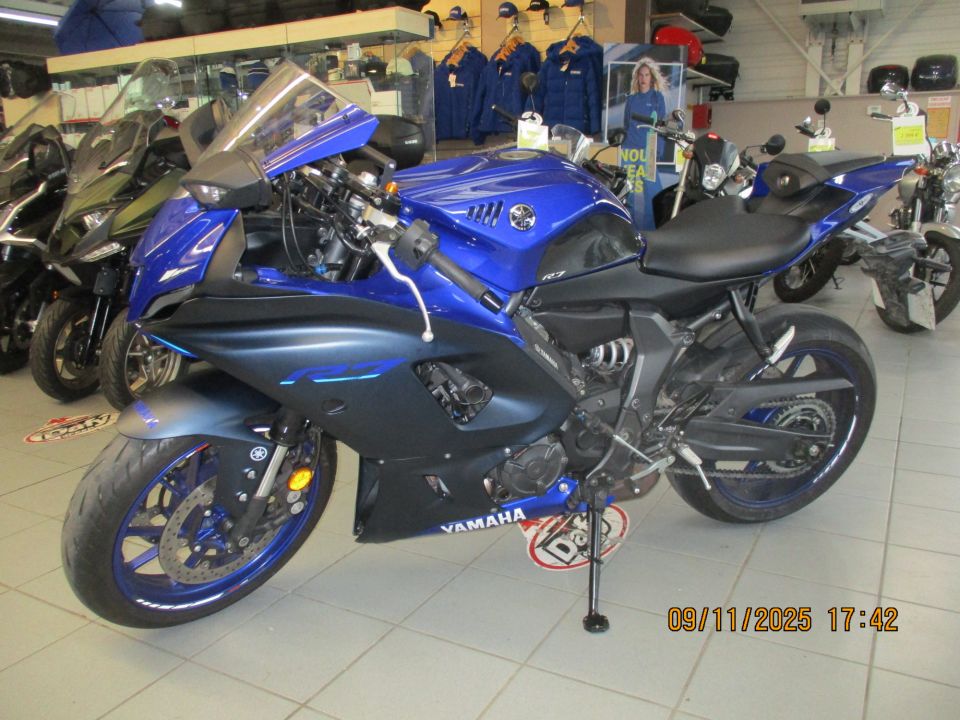 YAMAHA YZF-R7 4