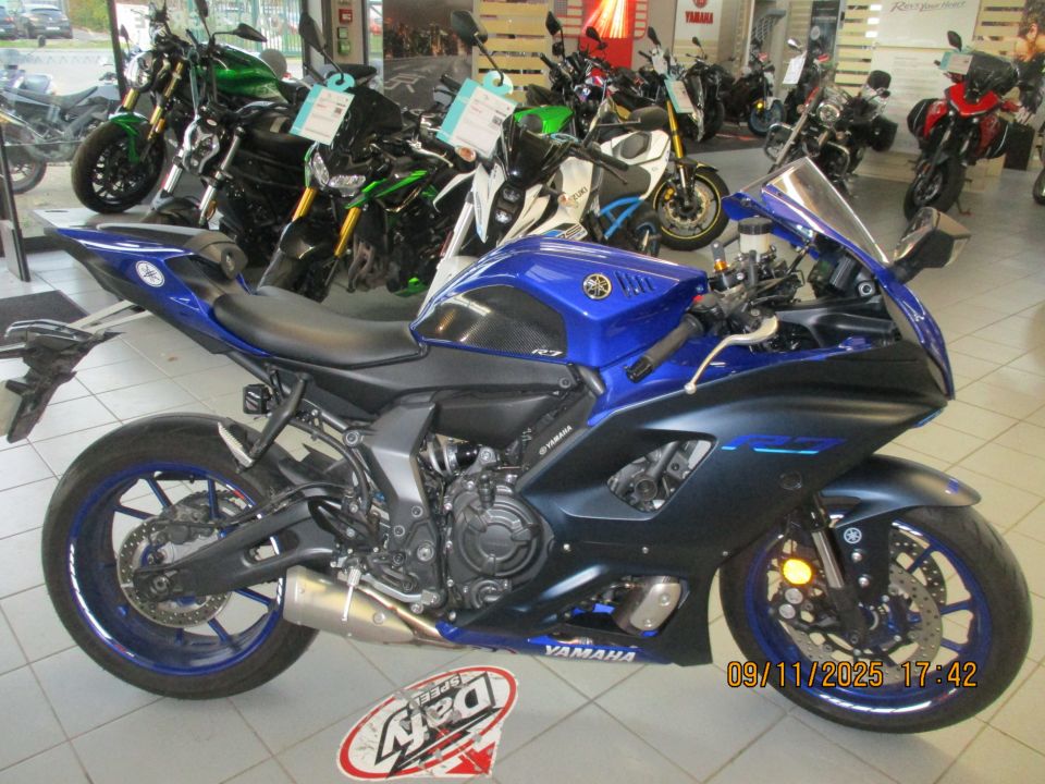 YAMAHA YZF-R7 4
