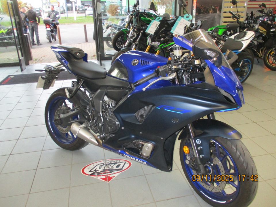 YAMAHA YZF-R7 4