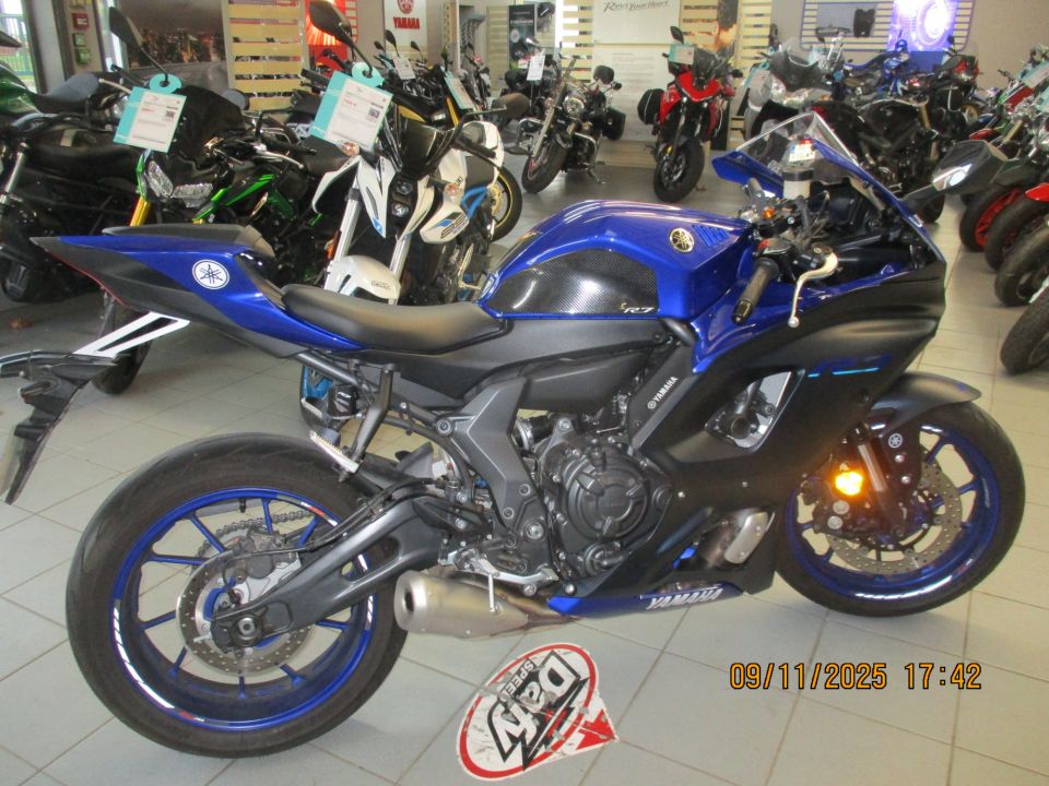 YAMAHA YZF-R7 4
