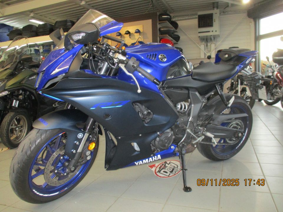 YAMAHA YZF-R7 4