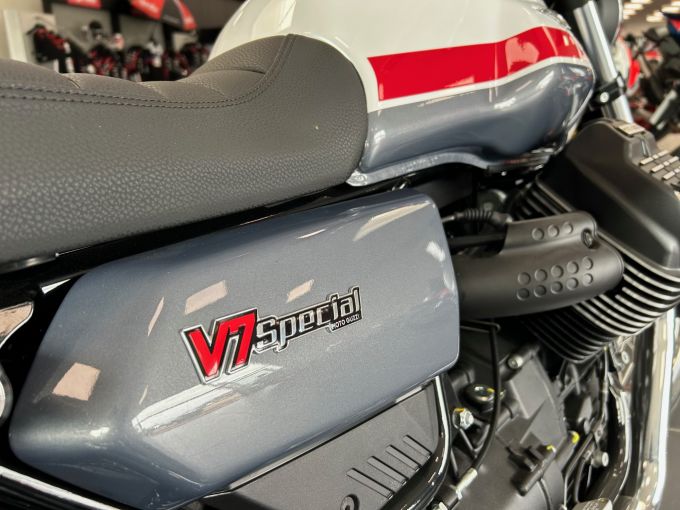 MOTO GUZZI V7 SPECIAL 4