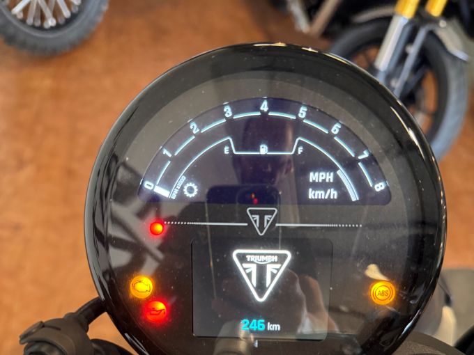 TRIUMPH SPEED TWIN 900 4