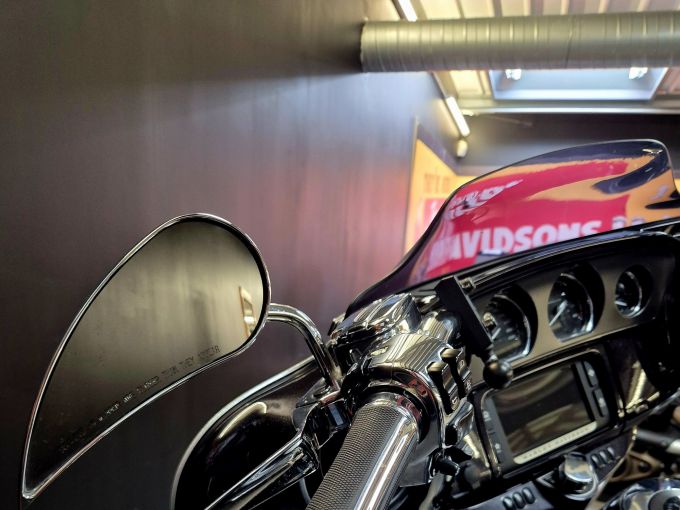 HARLEY-DAVIDSON TOURING STREET GLIDE 1800 CVO 4