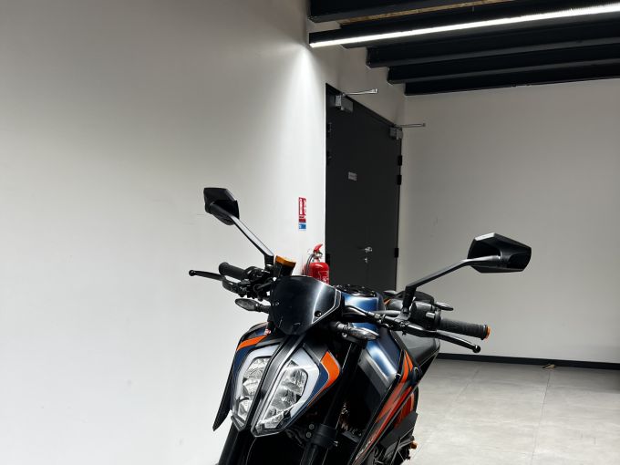 KTM 890 DUKE R 4