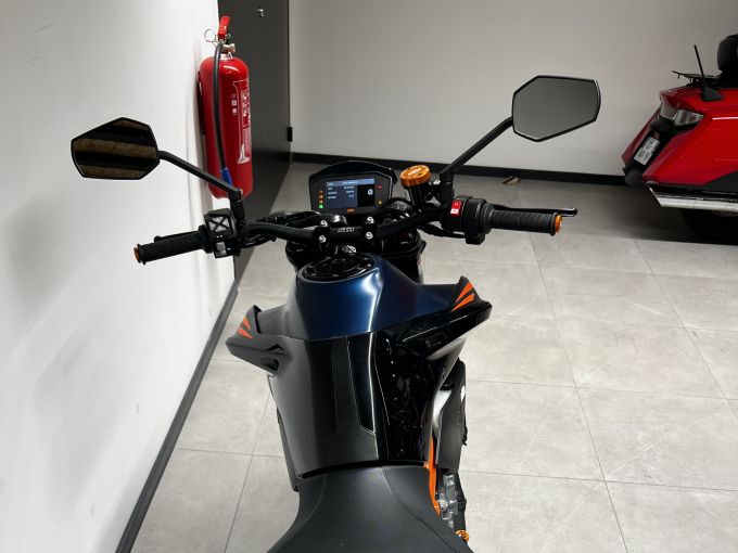 KTM 890 DUKE R 4