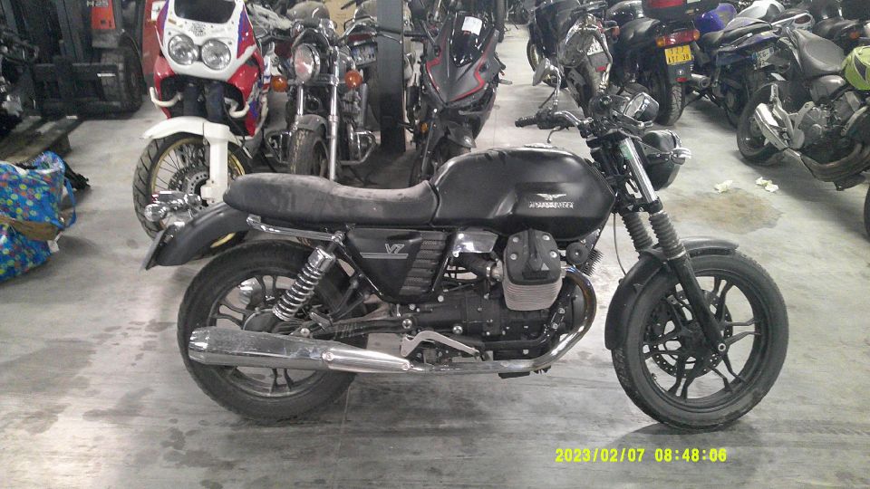MOTO GUZZI V7 STONE 4