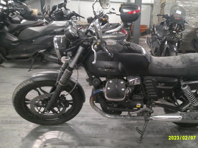 MOTO GUZZI V7 STONE 4