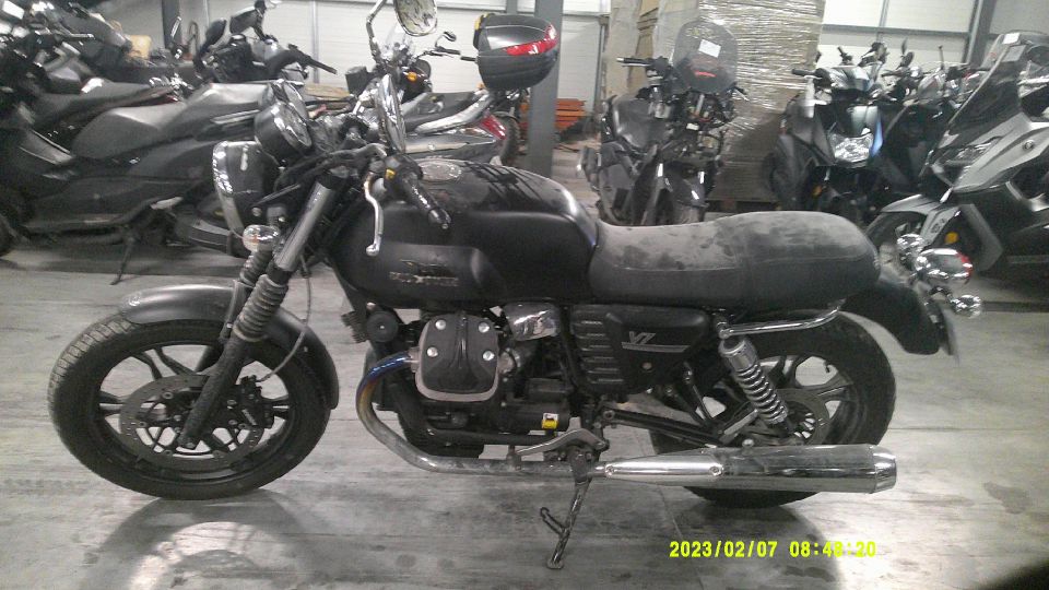 MOTO GUZZI V7 STONE 4