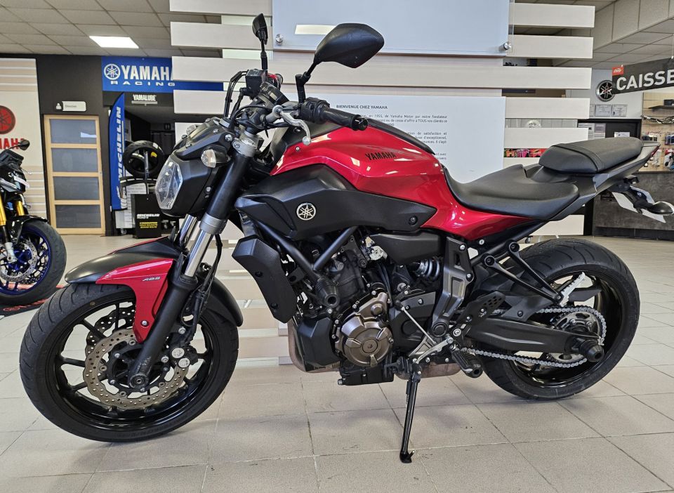 YAMAHA MT-07 4