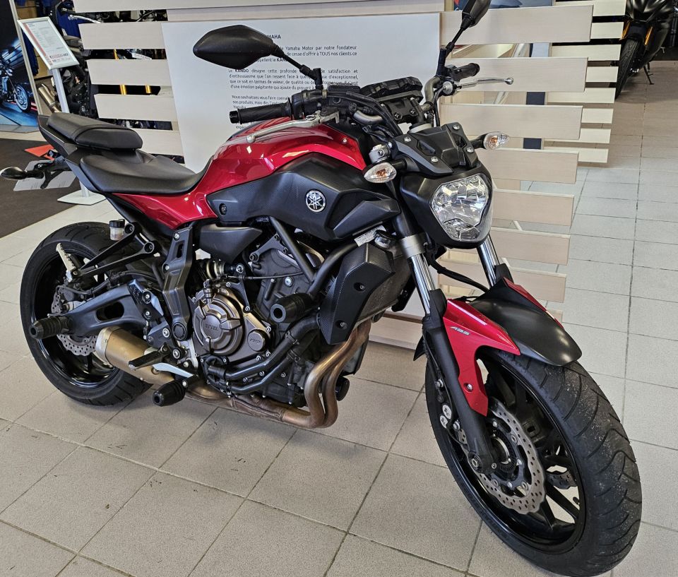 YAMAHA MT-07 4
