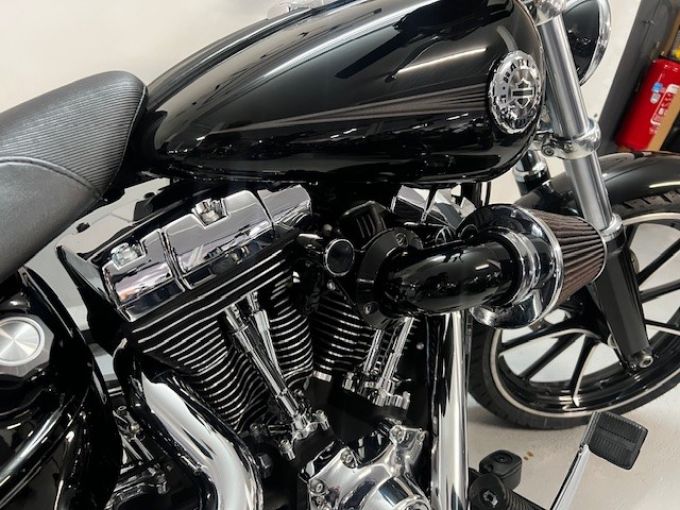 HARLEY-DAVIDSON SOFTAIL BREAKOUT 1690 4