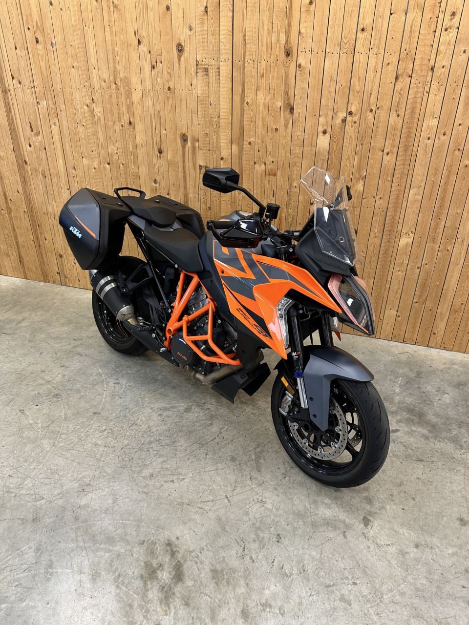 KTM 1290 SUPER DUKE GT 4