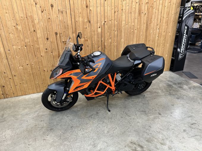 KTM 1290 SUPER DUKE GT 4