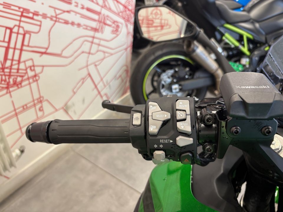 KAWASAKI NINJA 1100 SX SE 4