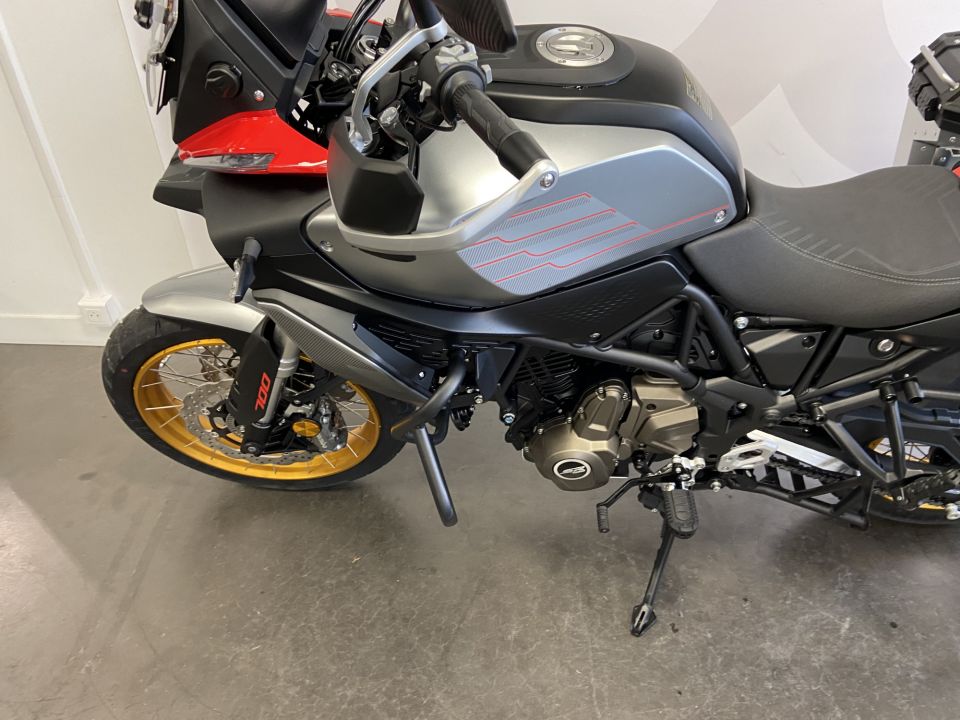 QJ MOTOR SRT 700 SX 4