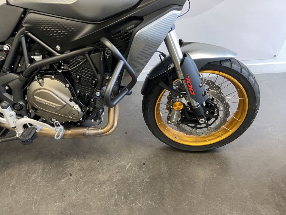 QJ MOTOR SRT 700 SX 4