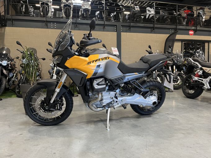 MOTO GUZZI STELVIO 4