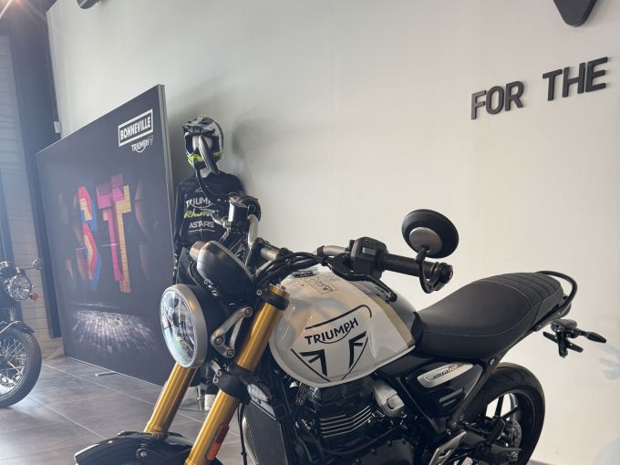 TRIUMPH SPEED 400 4