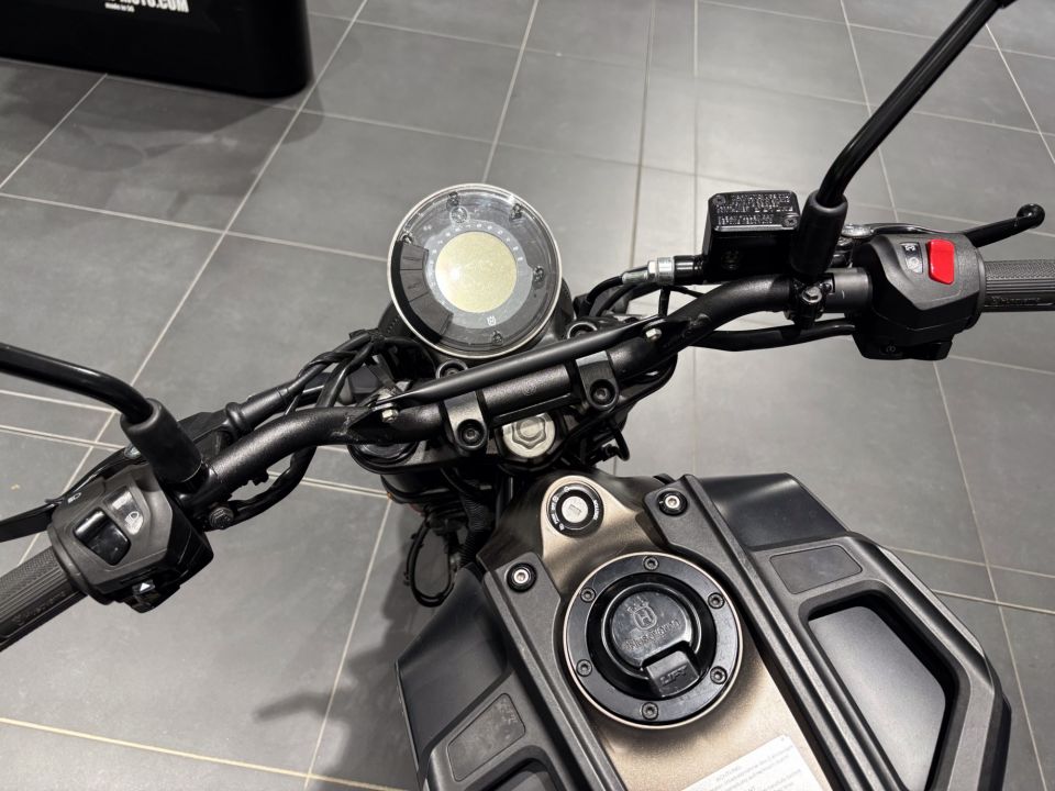 HUSQVARNA SVARTPILEN 125 ABS 4