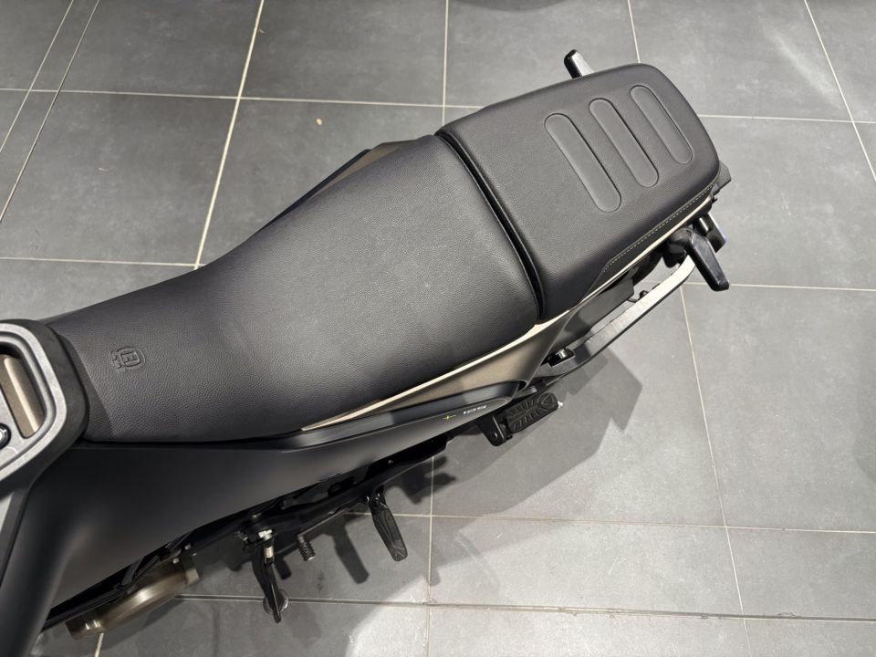 HUSQVARNA SVARTPILEN 125 ABS 4