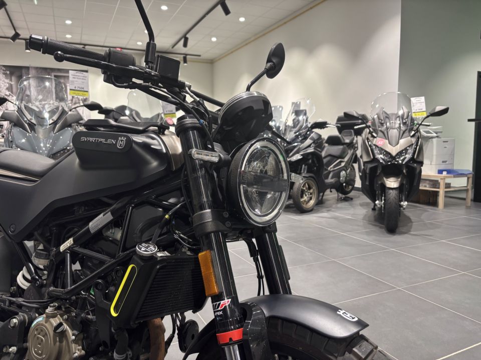 HUSQVARNA SVARTPILEN 125 ABS 4