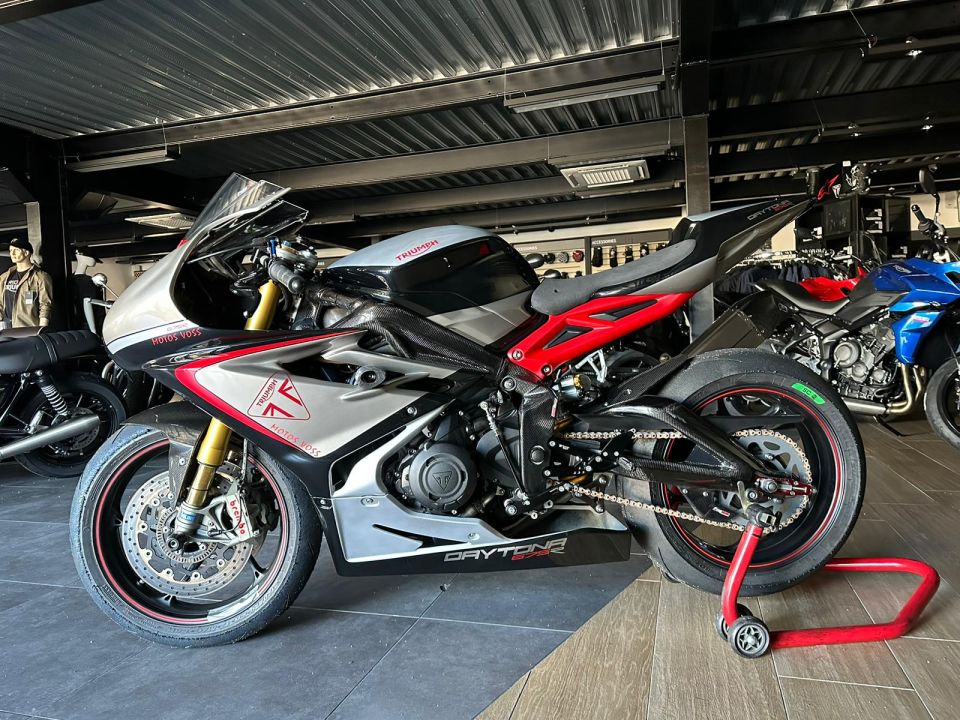 TRIUMPH DAYTONA  675 R 4