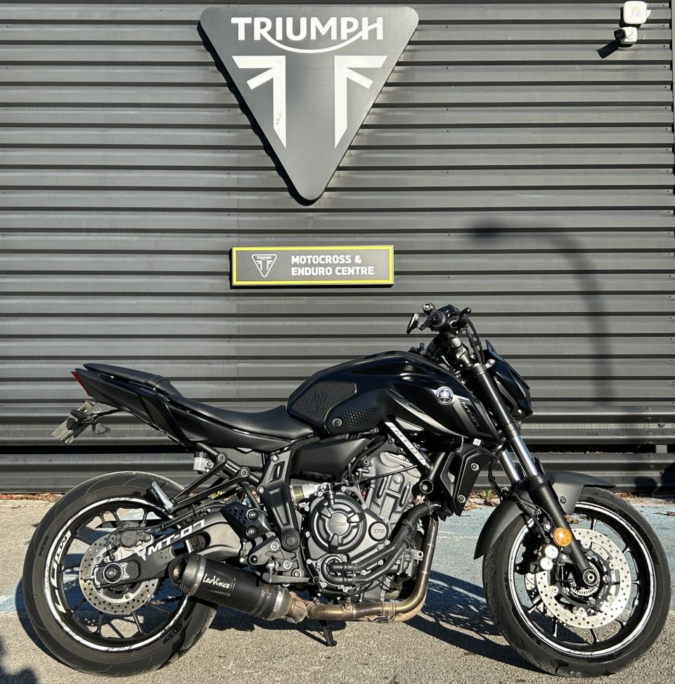YAMAHA MT-07 4