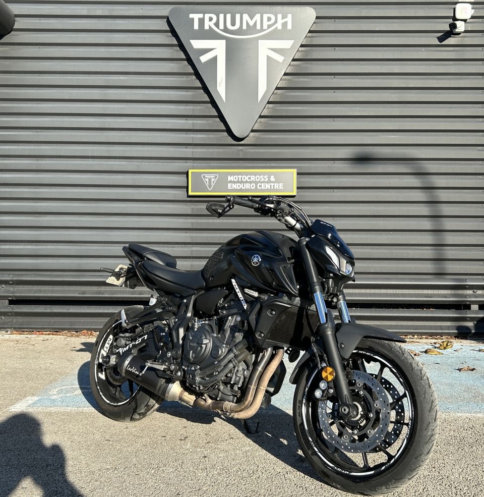 YAMAHA MT-07 4