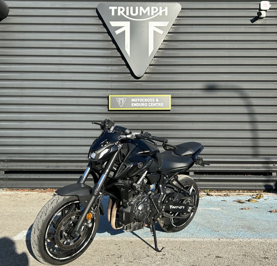 YAMAHA MT-07 4